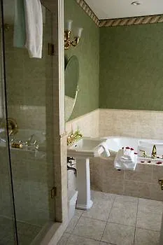 **** Bed & Breakfast Post House Inn, Circa 1835 Niagara Falls Canada